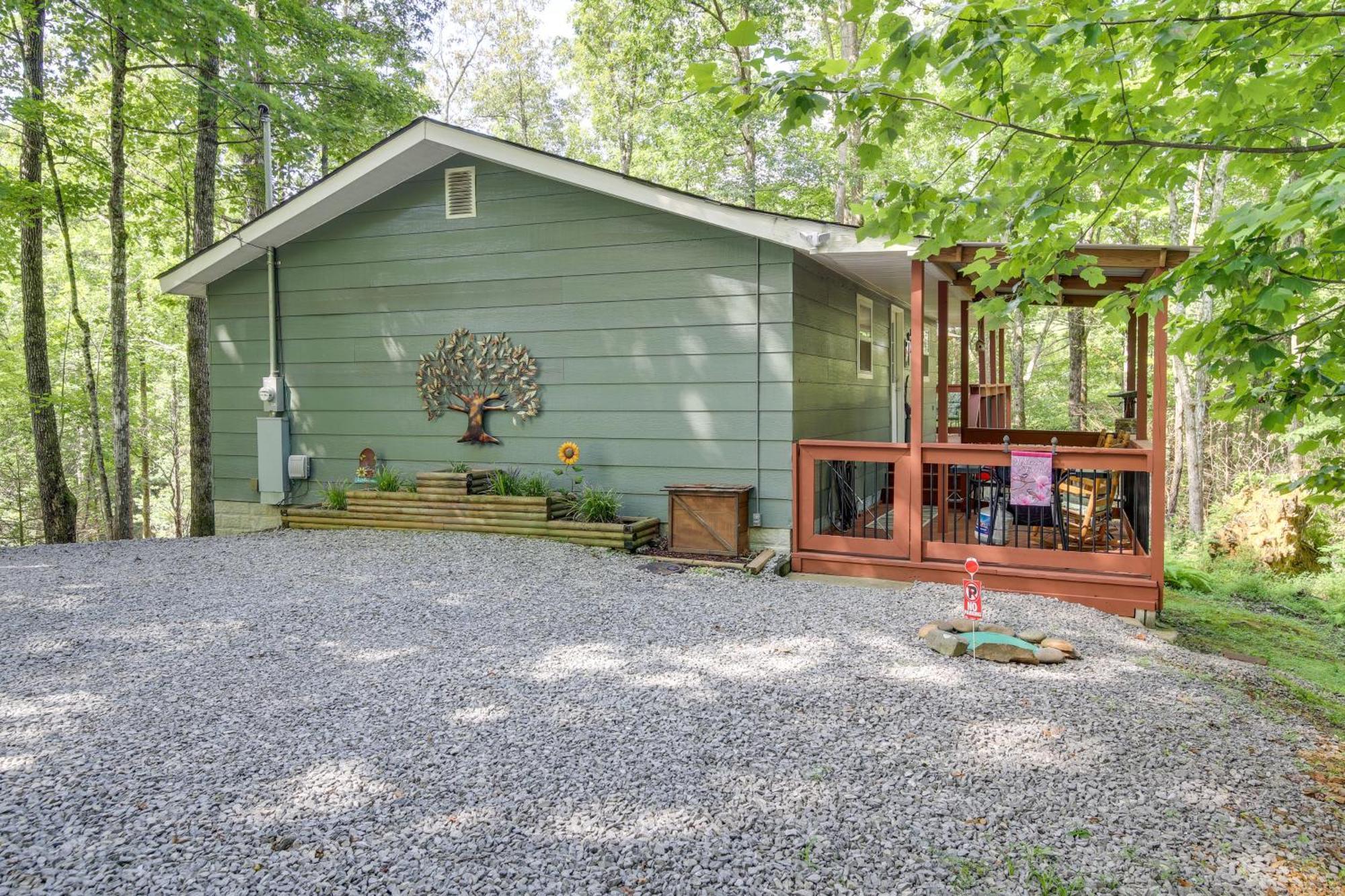 Quaint Smoky Mountain Cabin - 4 Mi To Gatlinburg! Exterior photo